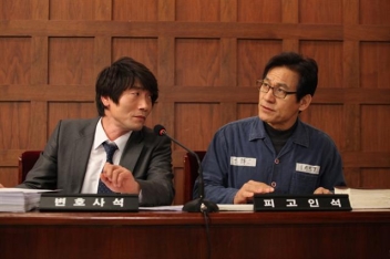 변호사 역을 맡은 배우 박원상(왼쪽)과 안성기가 열연을 펼치는 장면. <br>서울신문 포토라이브러리