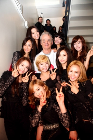 소녀시대가 지난달 31일(현지시간) 미국 CBS의 심야 토크쇼인 ‘데이비드 레터맨쇼(The Late Show With David Letterman)’에 출연해 지난달 미국에서 발매한 스페셜 앨범 타이틀곡 ‘더 보이즈(The Boys)’를 밴드 버전으로 편곡해 선보였다. 사진은 함께 출연한 빌머레이와 기념사진을 찍는 소녀시대.<br>SM엔터테인먼트 제공