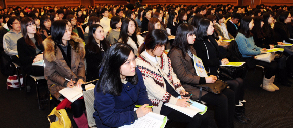 9일 서울 중구 남대문 대한상공회의소 국제회의장에서 열린 글로벌 커리어 포럼에서 참석자들이 글로벌 그룹 임원들의 발표를 경청하고 있다. 손형준기자 boltagoo@seoul.co.kr