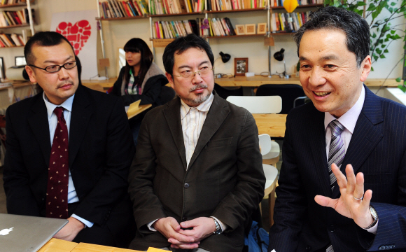 14일 방한한 일본 대학평가회 소속 와타나베 아키오(오른쪽) 고베대 교수와 모치즈키 타로(가운데) 오사카대 교수, 히나가 타츠히코 야마나시대 교수가 일본의 등록금 문제에 대해 말하고 있다. 안주영기자 jya@seoul.co.kr 