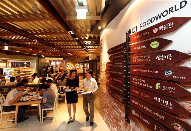 15일 서울 중구 쌍림동의 복합 문화공간 ‘CJ푸드월드’에서 고객들이 식사를 하고 있다.  CJ푸드빌 제공