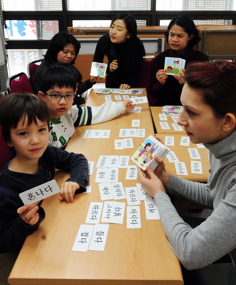 초등학교 입학을 앞둔 다문화가정 어린이와 엄마들이 마포다문화 지원센터에서 언어 발달 치료사 한지은씨로부터 낱말 카드를 이용한 한글 교육을 받고 있다. 
