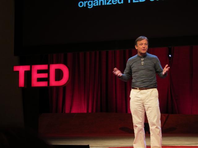 지난해 8월 영국 에든버러에서 열린 테드(TED) 글로벌 콘퍼런스 무대에서 강연하고 있는 테드 큐레이터 크리스 앤더슨.  서울신문 포토라이브러리