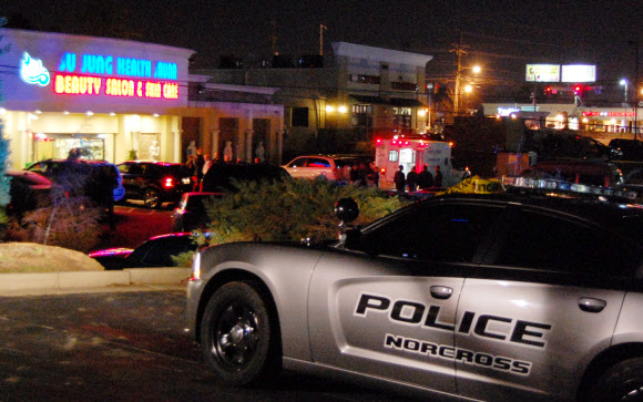 한인 일가족 총기 살해 사건이 발생한 미국 애틀랜타 북부 노크로스의 사우나 건물 앞에 22일(현지시간) 출동한 경찰차가 서 있다. 노크로스 연합뉴스