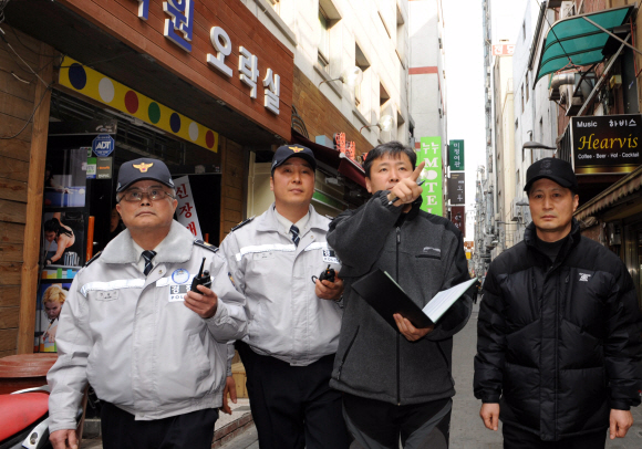 청소년 유해업소 단속  정부가 학교 주변 청소년 유해 업소를 집중 단속하기로 한 가운데 23일 민관 합동단속반이 서울 종로에서 단속을 하고 있다. 이호정기자 hojeong@seoul.co.kr 