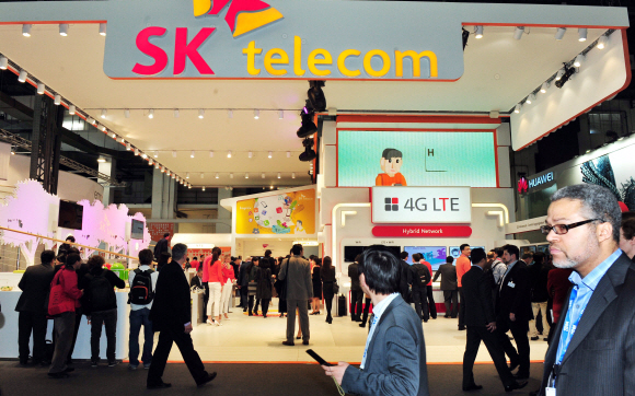 스페인 바르셀로나에서 27일(현지시간) 막을 올린 세계 최대 이동통신 전시회 ‘모바일 월드 콩그레스(MWC) 2012’ SK텔레콤 전시관에 수많은 관람객들이 몰려 4G LTE 등을 관람하고 있다. 바르셀로나 사진공동취재단