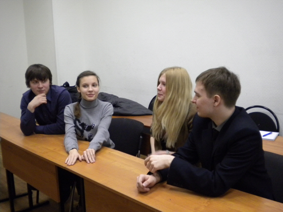 29일 러시아 모스크바 고등경제대 1학년 학생 4명이 강의실에서 블라디미르 푸틴의 재집권 이후 러시아 사회의 고민과 바람에 대해 이야기를 나누고 있다.