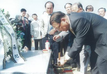 조동식 선생의 손자인 조남기 중국 인민정치협상회의 부주석이 2000년에 고향을 방문, 할아버지 묘소에 참배하고 있는 모습 .  조동식 선생 추모추진위원회 제공