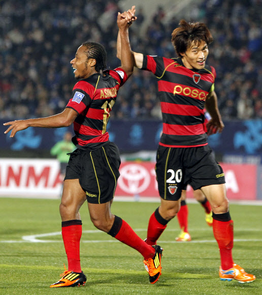 아사모아(왼쪽·포항)가 6일 일본 오사카 수아타시 엑스포70 스타디움에서 열린 감바 오사카와의 AFC 챔피언스리그 E조 조별리그에서 세 번째 골을 터뜨린 뒤 어시스트한 신형민과 기쁨을 나누고 있다. 오사카 사진공동취재단