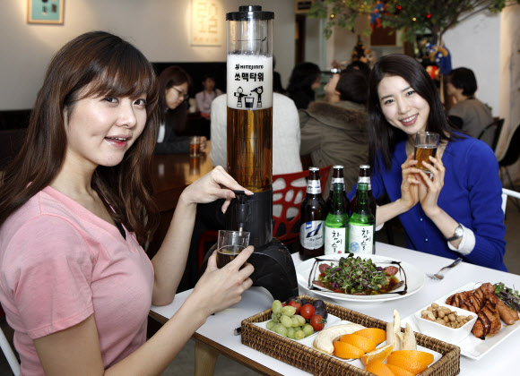 하이트진로는 소주와 맥주를 황금비율로 섞어 잔에 바로 따라 마실 수 있게 만든 소맥타워를 선보였다.  하이트진로