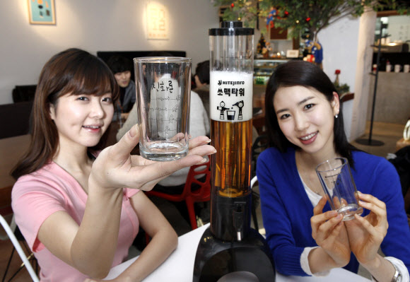 하이트진로는 소주와 맥주를 황금비율로 섞어 잔에 바로 따라 마실 수 있게 만든 소맥타워를 선보였다. 하이트진로