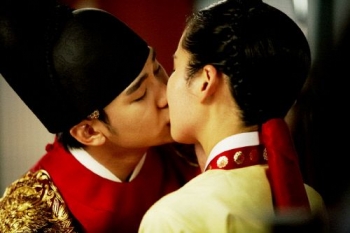 ▲MBC ‘해를 품은 달’의 김수현(왼쪽)과 한가인이 키스를 하고 있다. 제공 | MBC <br>