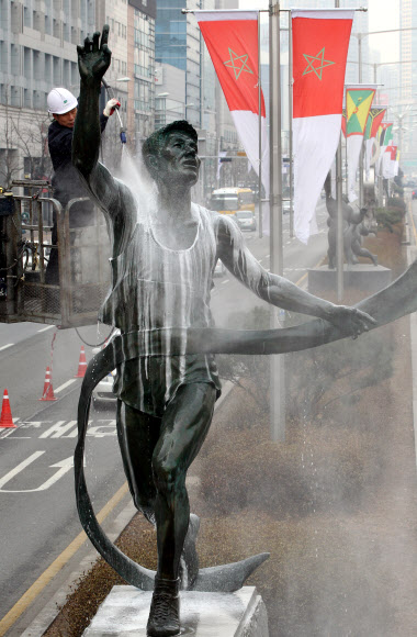 7일 오전 송파구 올림픽로에서 청소업체 직원들이 마라톤상 ‘내일을 향하여’를 시작으로 올림픽 조형물 43점에 대한 봄맞이 세척작업을 하고 있다. 연합뉴스