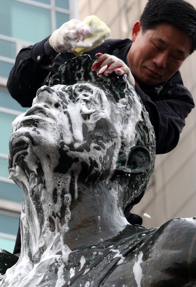7일 오전 송파구 올림픽로에서 청소업체 직원들이 마라톤상 ‘내일을 향하여’를 시작으로 올림픽 조형물 43점에 대한 봄맞이 세척작업을 하고 있다. 연합뉴스