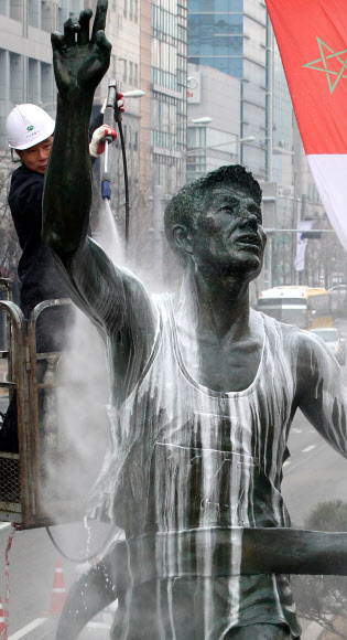 7일 오전 송파구 올림픽로에서 청소업체 직원들이 마라톤상 ‘내일을 향하여’를 시작으로 올림픽 조형물 43점에 대한 봄맞이 세척작업을 하고 있다. 연합뉴스