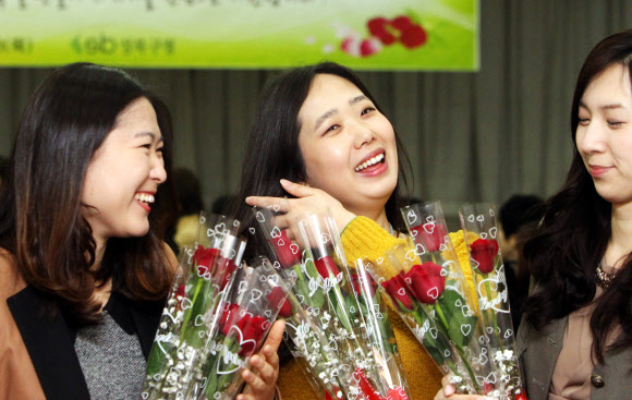 ‘행복한 여성이 희망입니다’ 세계 여성의 날인 8일 오전 서울 성북구청에서 여직원들이 김영배 성북구청장으로부터 장미꽃을 받고 환하게 웃고 있다. 연합뉴스