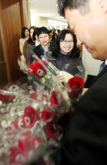 ‘행복한 여성이 희망입니다’ 세계 여성의 날인 8일 오전 서울 성북구청에서 여직원들이 김영배 성북구청장으로부터 장미꽃을 받고 환하게 웃고 있다. 연합뉴스