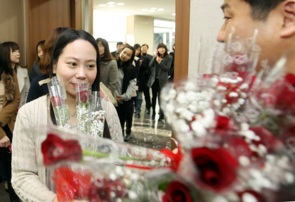 ‘행복한 여성이 희망입니다’ 세계 여성의 날인 8일 오전 서울 성북구청에서 여직원들이 김영배 성북구청장으로부터 장미꽃을 받고 환하게 웃고 있다. 연합뉴스