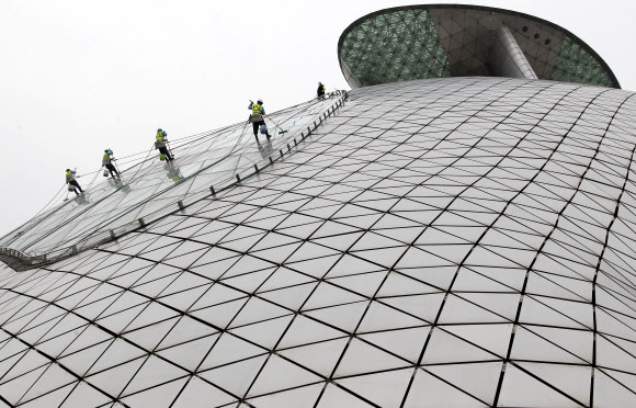 9일 오전 영종도 인천공항에서 실시된 핵안보정상회의 맞이 환경 정비 행사에서 관계자들이 교통센터 외벽의 유리창을 물청소하고 있다.  연합뉴스