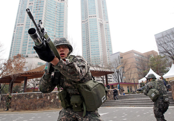 9일 오후 서울 양천구 목동 오목공원에서 육군 수도방위사령부 주관으로 열린 민ㆍ관ㆍ군 통합 방호훈련에서 장병들이 사주경계를 하고 있다. 연합뉴스