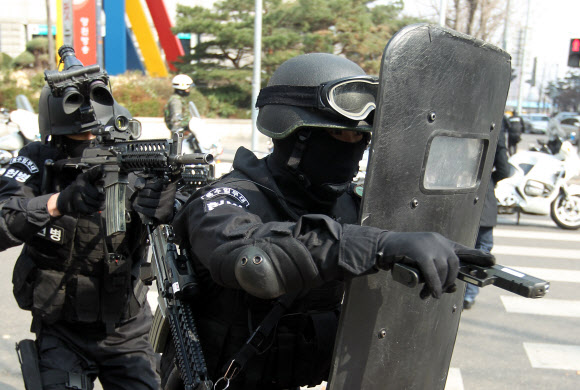 오는 26∼27일 열리는 2012 서울 핵안보정상회의를 앞두고 9일 오후 서울 양천구 목동 오목공원에서 열린 민ㆍ관ㆍ군 통합 방호훈련에서 특수임무대 헌병들이 대테러 훈련을 하고 있다.  연합뉴스