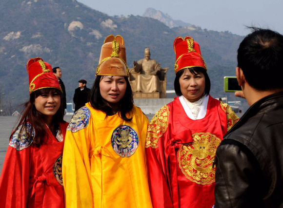 9일 서울 종로구 세종로 광화문광장에서 세종대왕 복장을 한 외국인 관광객들이 동상을 배경으로 기념 촬영을 하고 있다. 류재림기자 jawoolim@seoul.co.kr