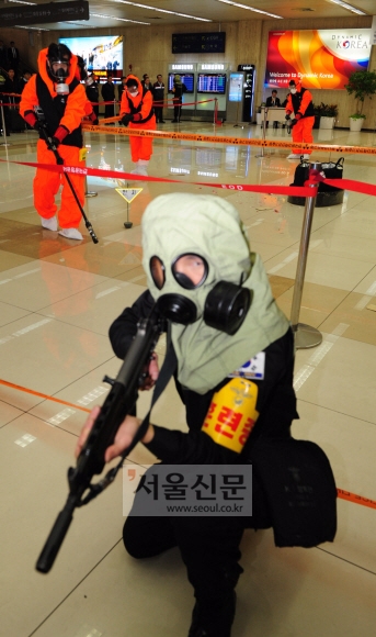 오는 26일 개최되는 서울핵안보정상회의를 앞두고 9일 김포공항 국제청사 대합실에서 방사능 테러 및 재난 대응 훈련이 열리고 있다.  손형준기자 boltagoo@seoul.co.kr