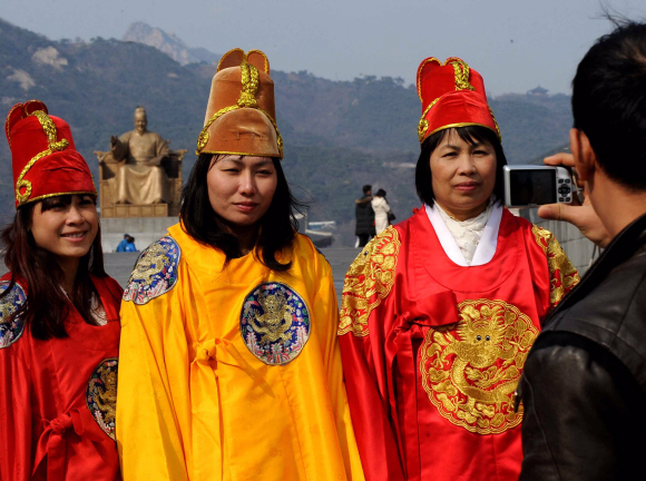 9일 서울 종로구 세종로 광화문광장에서 세종대왕 복장을 한 외국인 관광객들이 동상을 배경으로 기념 촬영을 하고 있다. 류재림기자 jawoolim@seoul.co.kr 