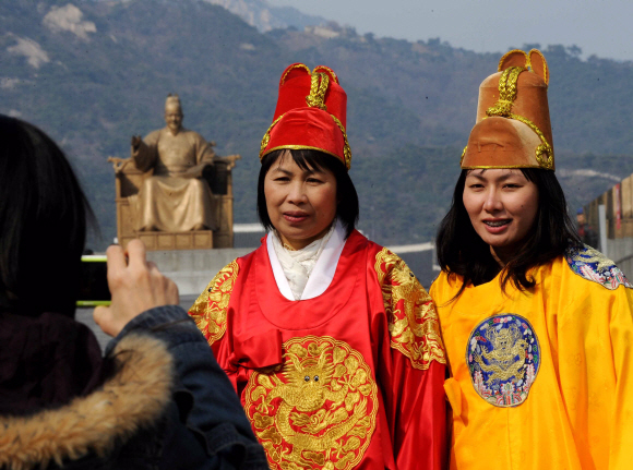 9일 서울 종로구 세종로 광화문광장에서 세종대왕 복장을 한 외국인 관광객들이 동상을 배경으로 기념 촬영을 하고 있다. 류재림기자 jawoolim@seoul.co.kr 