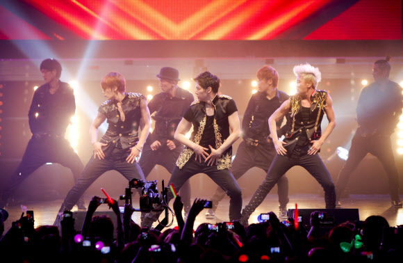 그룹 JYJ가 9일(현지시각) 칠레 산티아고 공연장 ‘테아트로 콘포리칸’에서 한국 가수 단일팀으로는 처음으로 남미 공연을 개최, 열정의 무대를 선보이고 있다. 씨제스엔터테인먼트 제공
