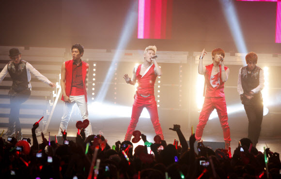 그룹 JYJ가 9일(현지시각) 칠레 산티아고 공연장 ‘테아트로 콘포리칸’에서 한국 가수 단일팀으로는 처음으로 남미 공연을 개최, 열정의 무대를 선보이고 있다. 씨제스엔터테인먼트 제공