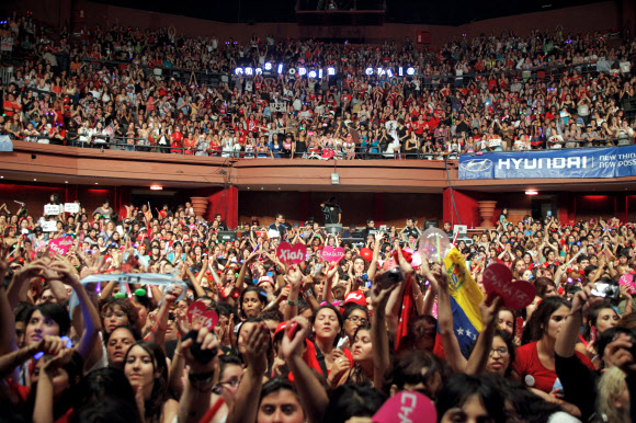 그룹 JYJ가 9일(현지시각) 칠레 산티아고 공연장 ‘테아트로 콘포리칸’에서 한국 가수 단일팀으로는 처음으로 남미 공연을 개최했다. 공연장을 가득 메운 칠레 팬들이 환호하고 있다. 씨제스엔터테인먼트 제공