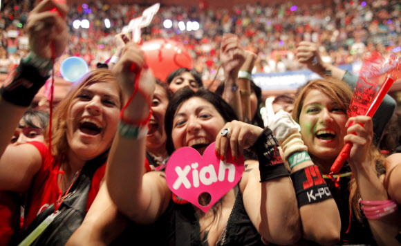 그룹 JYJ가 9일(현지시각) 칠레 산티아고 공연장 ‘테아트로 콘포리칸’에서 한국 가수 단일팀으로는 처음으로 남미 공연을 개최했다. 공연장을 가득 메운 칠레 팬들이 열광하고 있다. 씨제스엔터테인먼트 제공