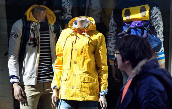 아침기온이 영하로 떨어진 11일 오전 서울 중구 명동에서 봄옷이 전시된 쇼윈도 앞을 시민이 지나가고 있다. 박지환 popocar@seoul.co.kr