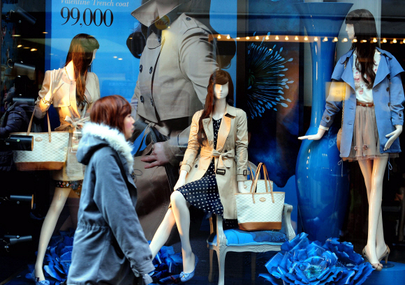 아침기온이 영하로 떨어진 11일 오전 서울 중구 명동에서 봄옷이 전시된 쇼윈도 앞을 시민이 지나가고 있다. 박지환 popocar@seoul.co.kr