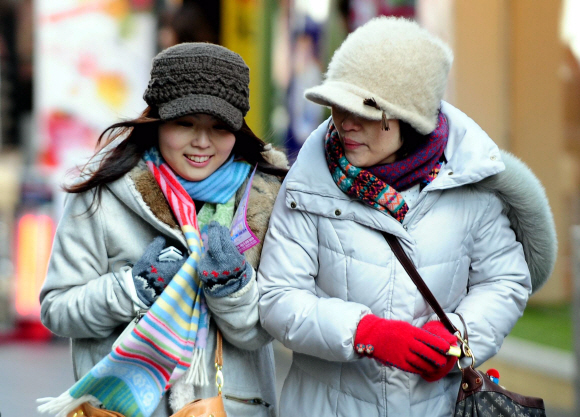 아침기온이 영하로 떨어진 11일 오전 서울 중구 명동에서 시민들이 두꺼운 옷을 입고 걷고 있다.  박지환 popocar@seoul.co.kr