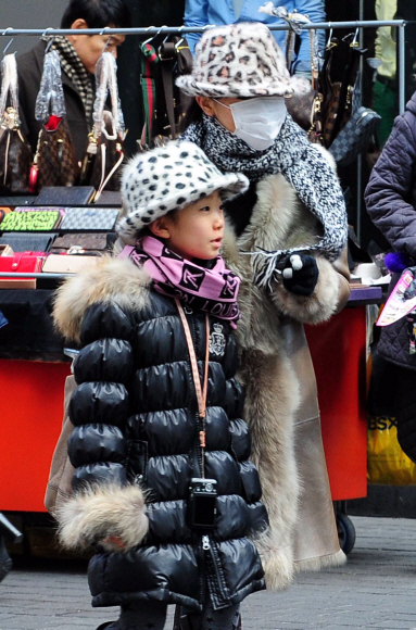 아침기온이 영하로 떨어진 11일 오전 서울 중구 명동에서 시민들이 두꺼운 옷을 입고 걷고 있다.  박지환 popocar@seoul.co.kr