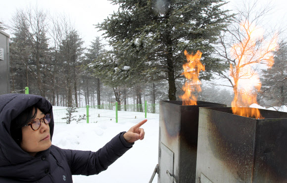 기상청 연구원들이 지난 9일 구름씨앗으로 쓰이는 요오드화은을 산의 경사면을 타고 부는 바람을 이용해 구름 속으로 올려 보내는 인공강설 실험 과정을 선보이고 있다. 연합뉴스