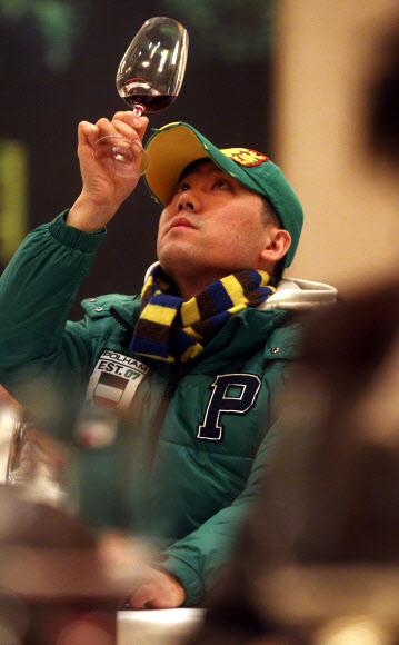 제11회 한국 소믈리에 대회 1차 예선이 13일 서울 플라자호텔에서 열리고 있다. 프랑스 농식품 수산부가 주최하고 프랑스 농식품 진흥공사가 주관한 이번 예선에는 250명이 참가했다. 연합뉴스