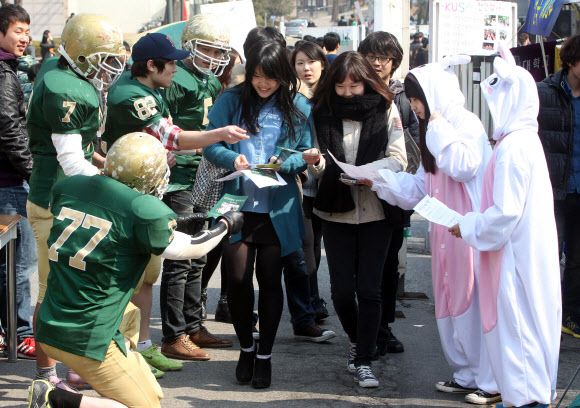 13일 서울 광진구 능동로 건국대학교에서 열린 새학기 동아리 신입생 맞이 행사에서 미식축구부원들과 발명동아리 회원들이 신입생 등을 상대로 신입부원 모집활동을 하고 있다. 연합뉴스