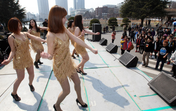13일 서울 광진구 능동로 건국대학교에서 열린 새학기 동아리 신입생 맞이 행사에서 힙합 및 댄스 동아리 회원들이 신입생 등을 상대로 홍보활동을 벌이고 있다. 연합뉴스
