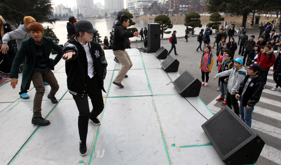 13일 서울 광진구 능동로 건국대학교에서 열린 새학기 동아리 신입생 맞이 행사에서 힙합 및 댄스 동아리 회원들이 신입생 등을 상대로 홍보활동을 벌이고 있다.  연합뉴스