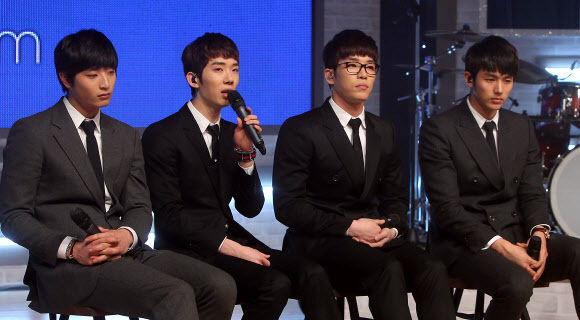 타이틀곡 ‘너도 나처럼’을 들고 컴백한 인기그룹 2AM이 13일 오후 서울 강남구 일지아트홀에서 열린 두 번째 미니앨범 발매기념 기자회견에서 앨범을 소개하고 있다. 연합뉴스