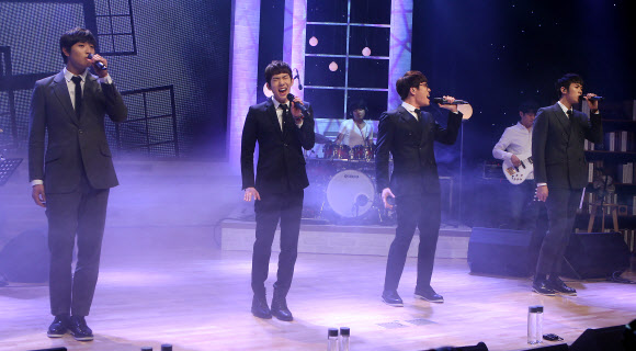 타이틀곡 ‘너도 나처럼’을 들고 컴백한 인기그룹 2AM이 13일 오후 서울 강남구 일지아트홀에서 열린 두 번째 미니앨범 발매기념 기자회견에서 신곡을 노래하고 있다. 연합뉴스