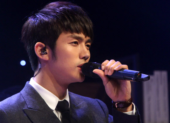 타이틀곡 ‘너도 나처럼’을 들고 컴백한 인기그룹 2AM이 13일 오후 서울 강남구 일지아트홀에서 열린 두 번째 미니앨범 발매기념 기자회견에서 신곡을 노래하고 있다.  연합뉴스