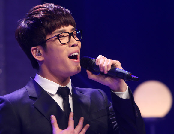 타이틀곡 ‘너도 나처럼’을 들고 컴백한 인기그룹 2AM이 13일 오후 서울 강남구 일지아트홀에서 열린 두 번째 미니앨범 발매기념 기자회견에서 신곡을 노래하고 있다.  연합뉴스