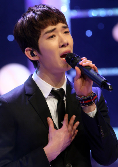 타이틀곡 ‘너도 나처럼’을 들고 컴백한 인기그룹 2AM이 13일 오후 서울 강남구 일지아트홀에서 열린 두 번째 미니앨범 발매기념 기자회견에서 신곡을 노래하고 있다.  연합뉴스