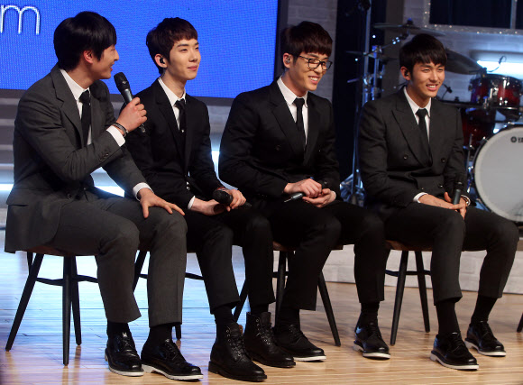 타이틀곡 ‘너도 나처럼’을 들고 컴백한 인기그룹 2AM이 13일 오후 서울 강남구 일지아트홀에서 열린 두 번째 미니앨범 발매기념 기자회견에서 앨범을 소개하고 있다. 연합뉴스