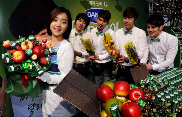 다논의 액티비아 신제품 4종 출시 행사에서 남성 모델들이 여성 고객에게 과일을 선물하고 있다.  류재림기자 jawoolim@seoul.co.kr