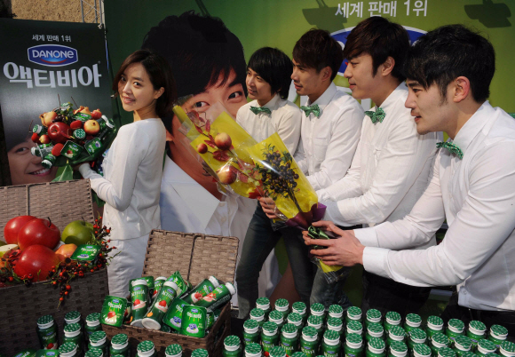 다논의 액티비아 신제품 4종 출시 행사에서 남성 모델들이 여성 고객에게 과일을 선물하고 있다.  류재림기자 jawoolim@seoul.co.kr